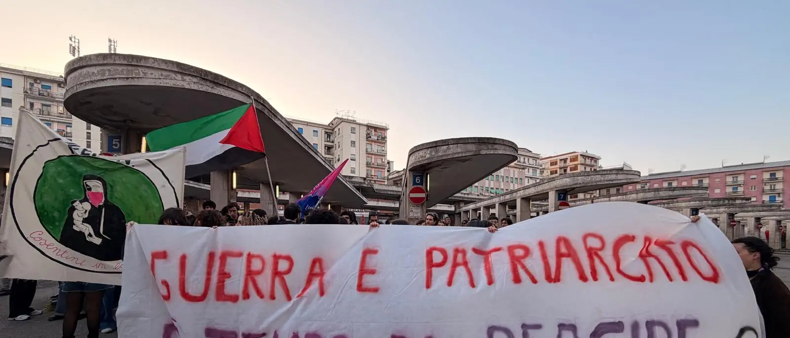 La Cosenza femminista si riprende i propri spazi nella manifestazione per l’8 marzo\n