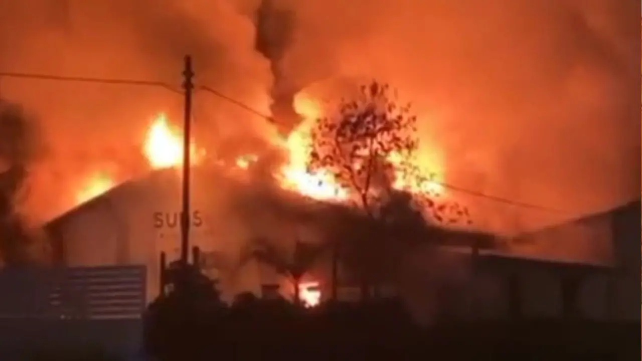 Panico a Palmi, incendio distrugge un locale: clienti e personale messi in salvo, nessun ferito\n