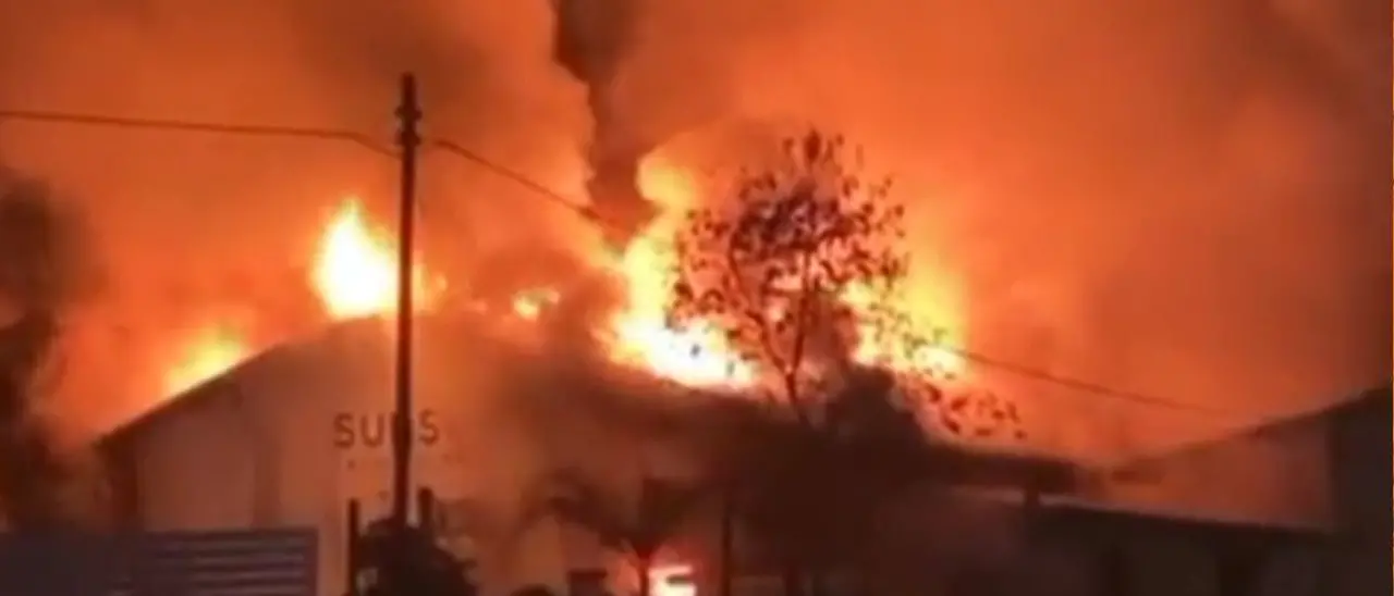 Panico a Palmi, incendio distrugge un locale: clienti e personale messi in salvo, nessun ferito\n