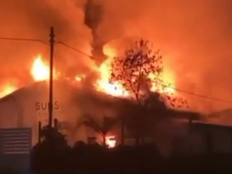 Panico a Palmi, incendio distrugge un locale: clienti e personale messi in salvo, nessun ferito