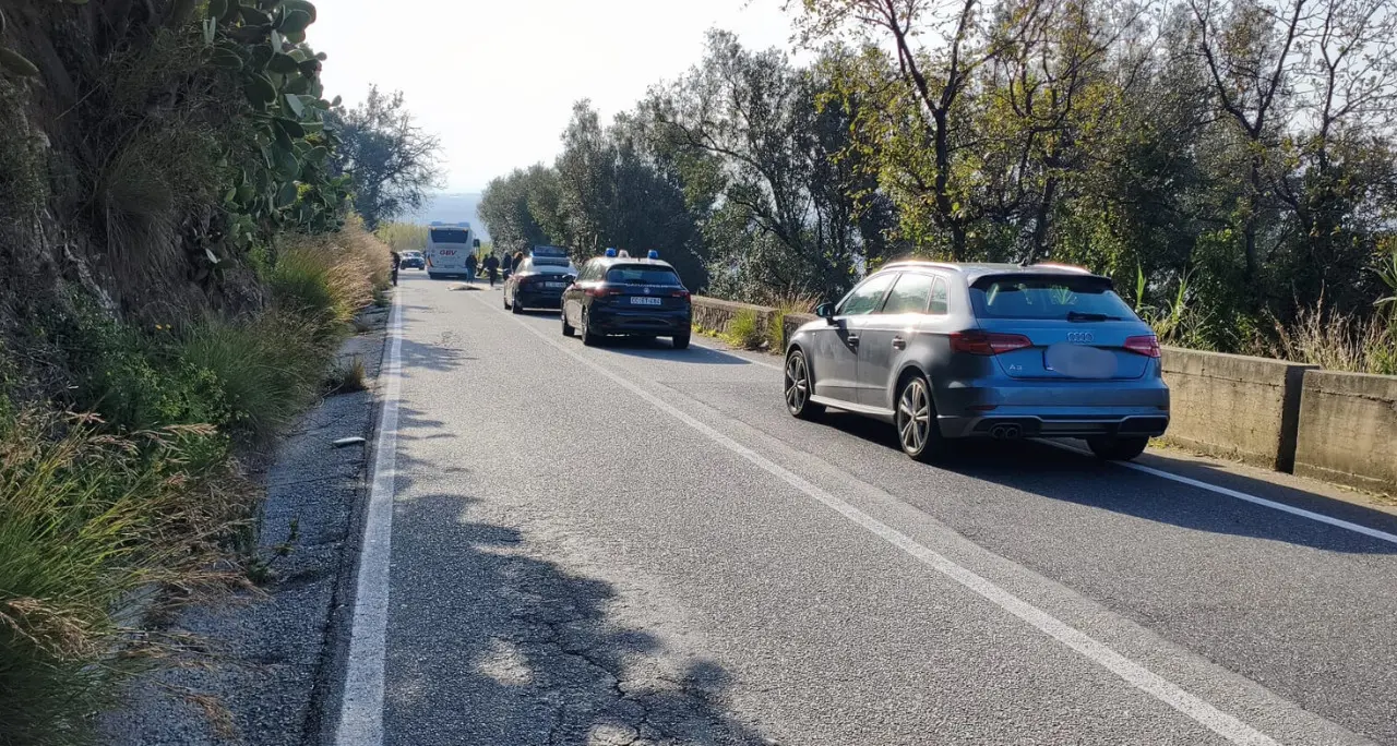 <p>Autobus travolge pedone nel Vibonese,<span style=\"color:hsl(0,75%,60%);\"> morto un giovane</span> a Nicotera</p>