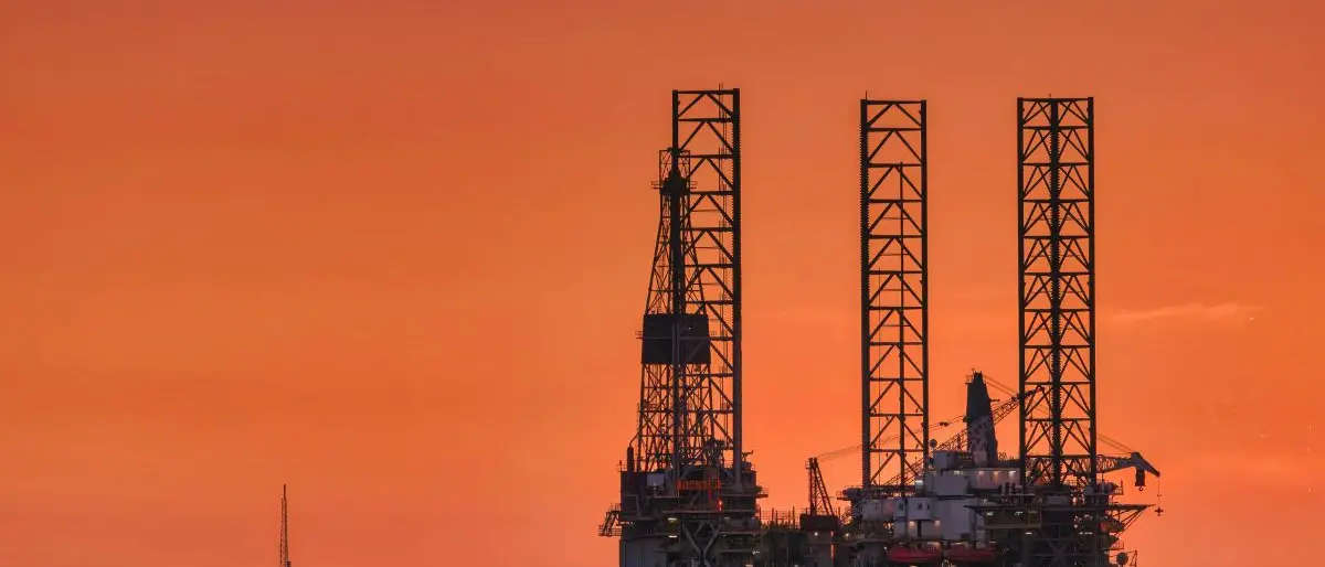 Petrolio sopra i 100 dollari, riunione d’emergenza del G7 per rilasciare le riserve strategiche\n