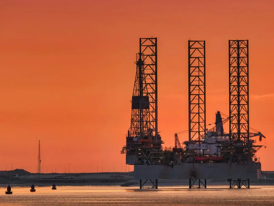 Petrolio sopra i 100 dollari, riunione d’emergenza del G7 per rilasciare le riserve strategiche