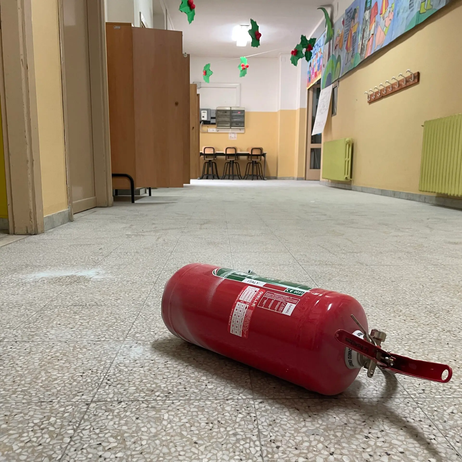 Vandali nella scuola a Grimaldi, estintori usati per imbrattare: lezioni sospese\n