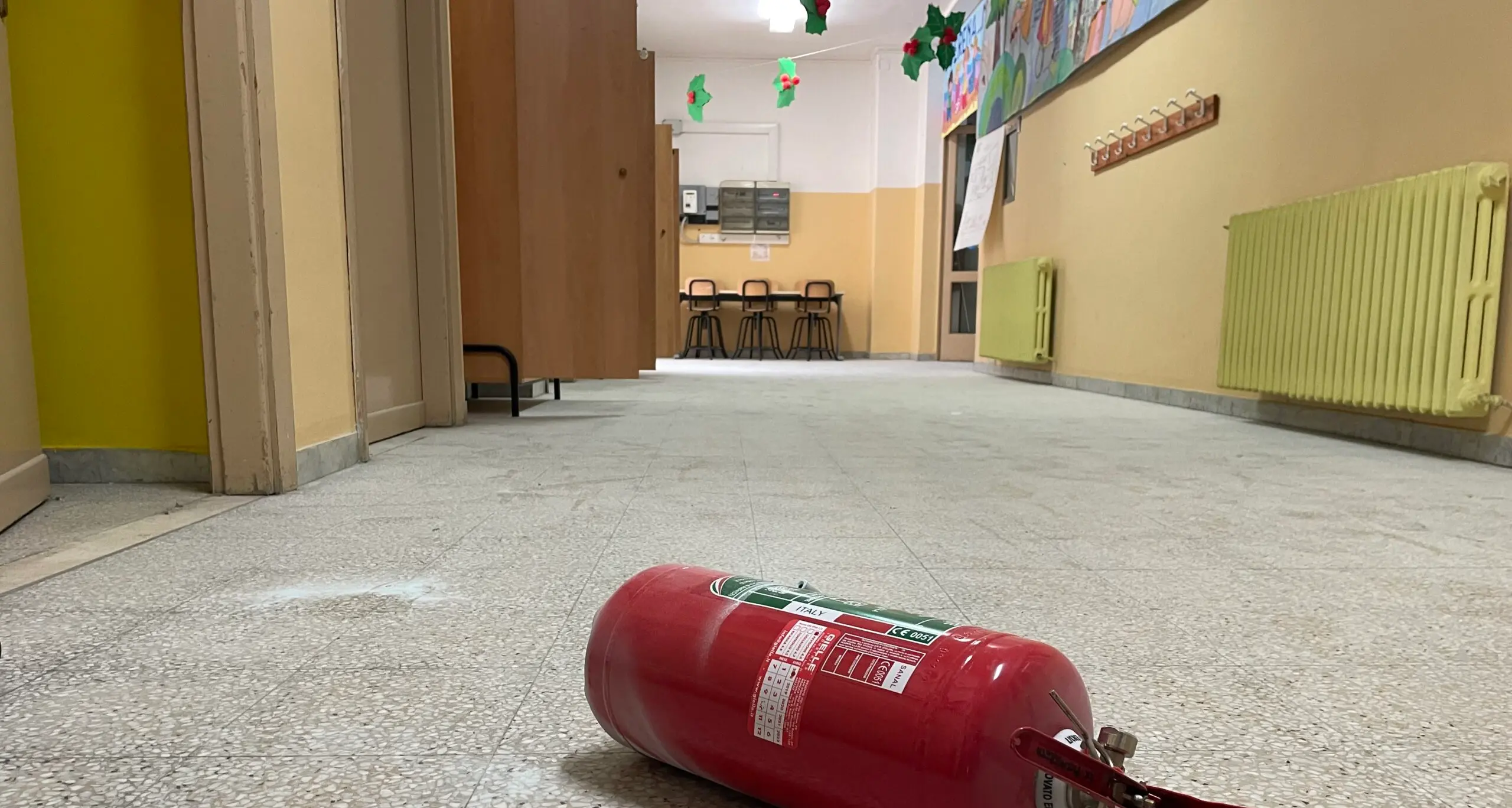 Vandali nella scuola a Grimaldi, estintori usati per imbrattare: lezioni sospese\n