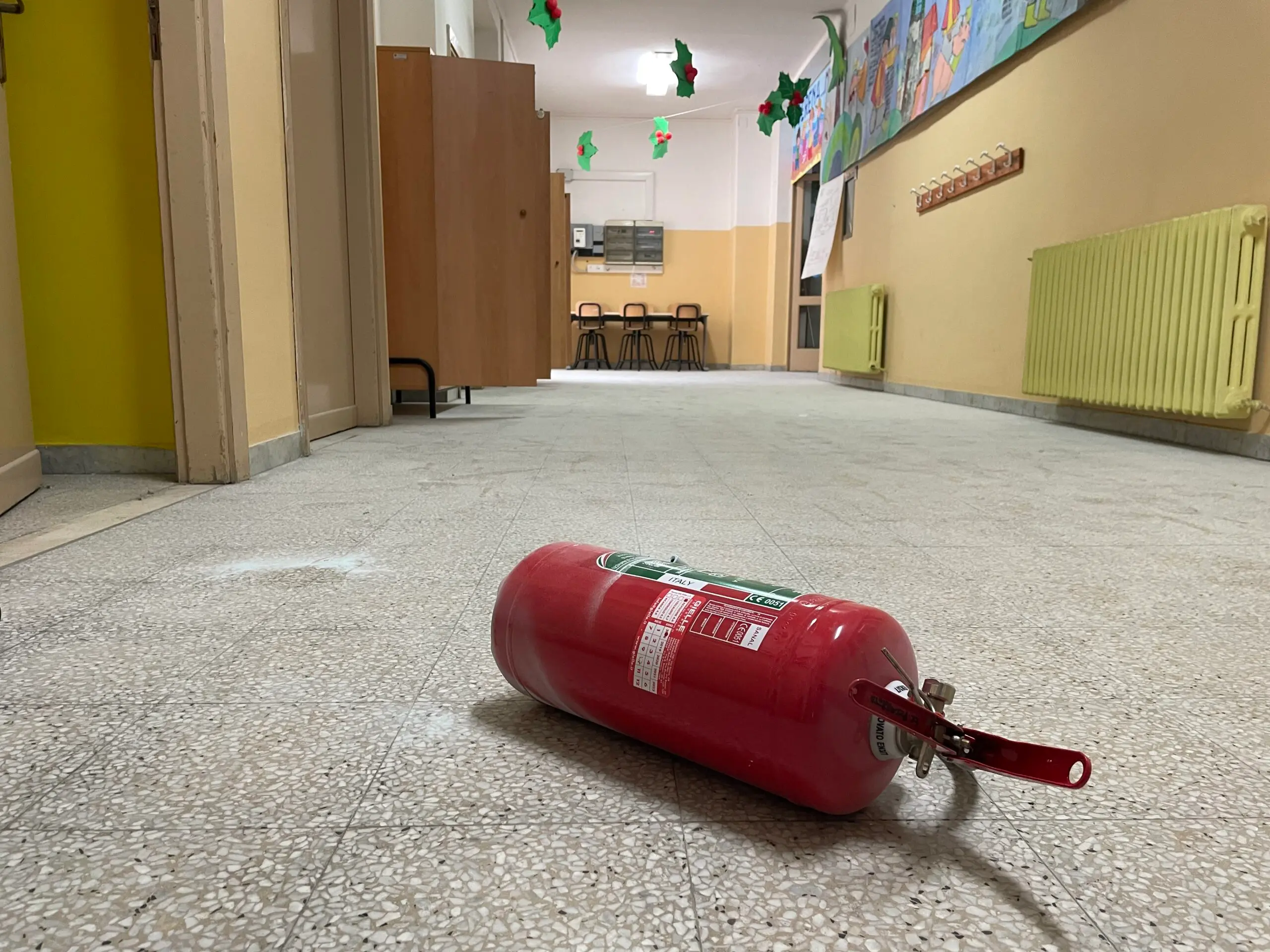 Vandali nella scuola a Grimaldi, estintori usati per imbrattare: lezioni sospese\n