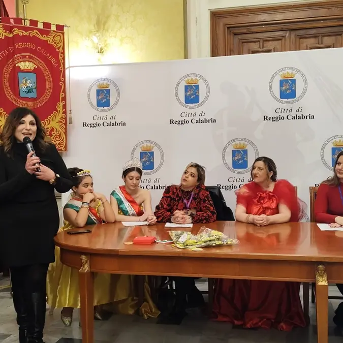 A Reggio “Donna in Rosso”: a Palazzo San Giorgio sfilano dignità e resilienza contro ogni forma di violenza