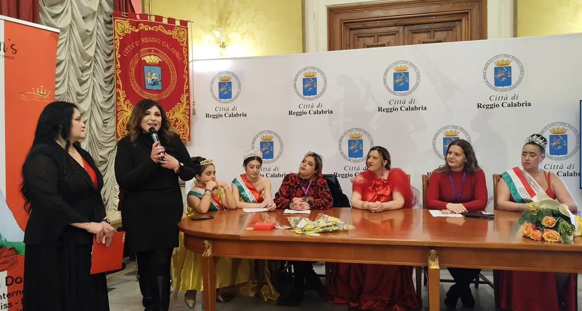 A Reggio “Donna in Rosso”: a Palazzo San Giorgio sfilano dignità e resilienza contro ogni forma di violenza