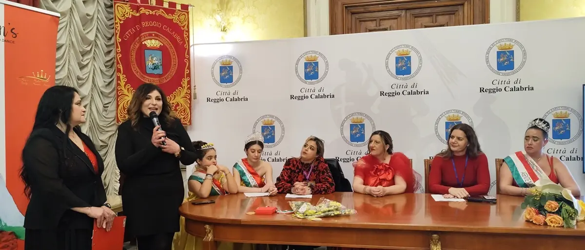 A Reggio “Donna in Rosso”: a Palazzo San Giorgio sfilano dignità e resilienza contro ogni forma di violenza