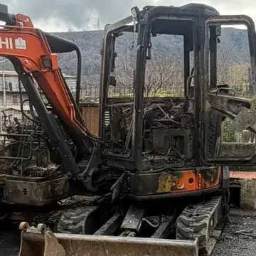 Danneggiamento mezzi Soseteg, Versace: «All’azienda\u00A0tutto\u00A0il nostro sostegno. Contrastiamo insieme\u00A0atti di chiara matrice intimidatoria»\n