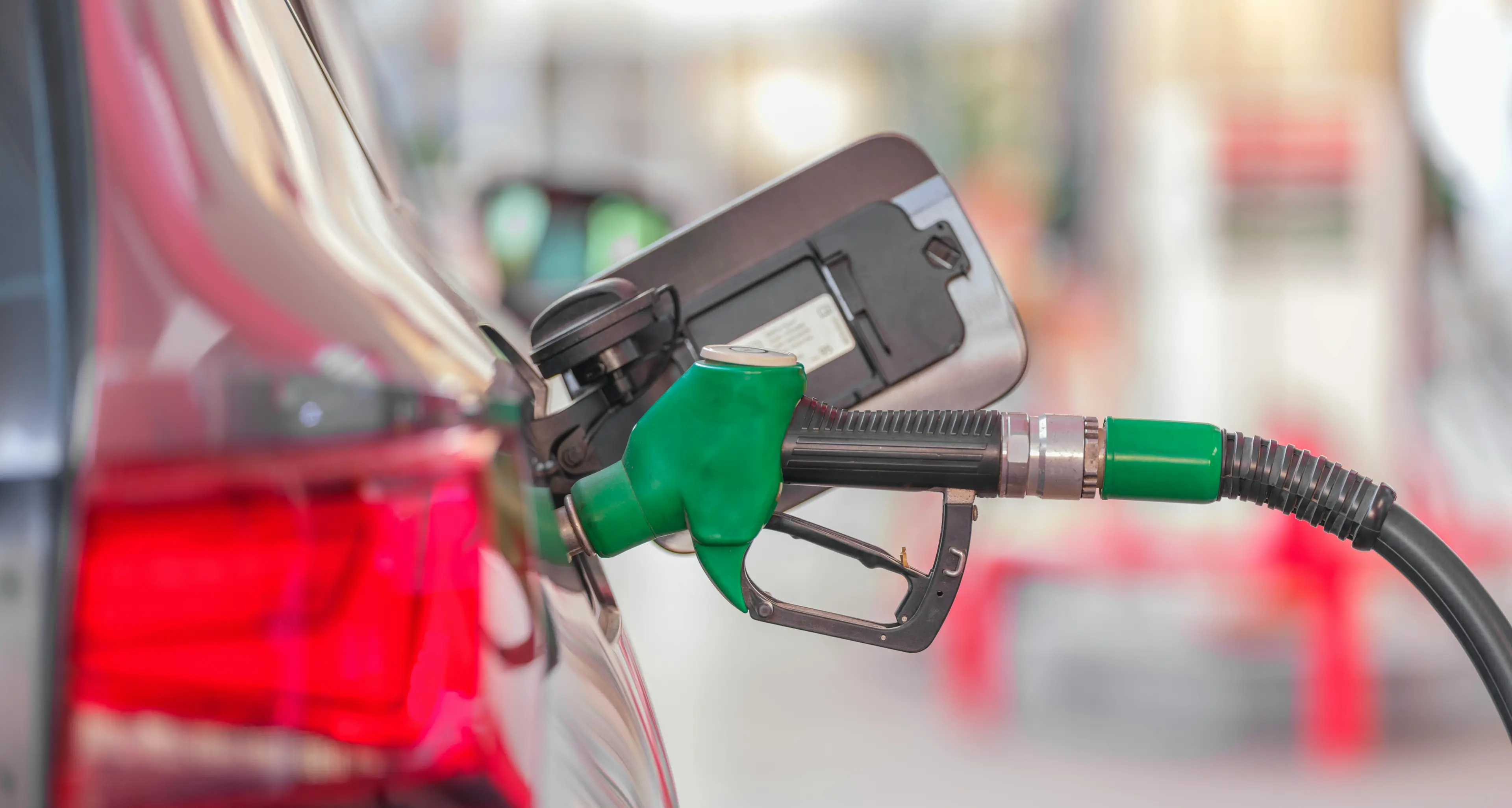 Benzina, prezzi alle stelle: Calabria regione più cara d’Italia. Intanto il\u00A0Governo pensa al taglio delle accise\n