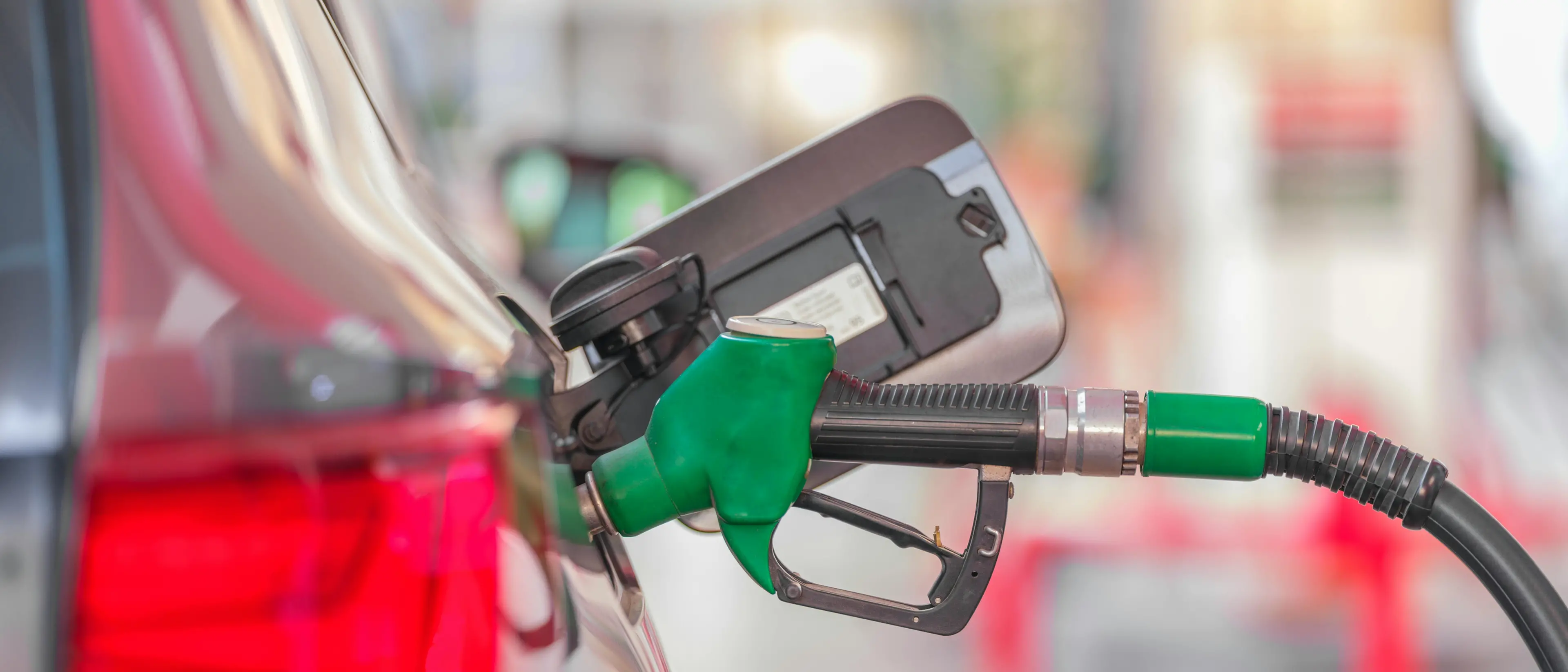 Benzina, prezzi alle stelle: Calabria regione più cara d’Italia. Intanto il\u00A0Governo pensa al taglio delle accise\n