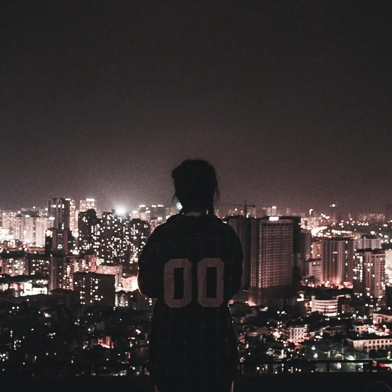 La solitudine dei piccoli destini in un mondo che brucia: vite normali nell’immensità degli eventi globali\n