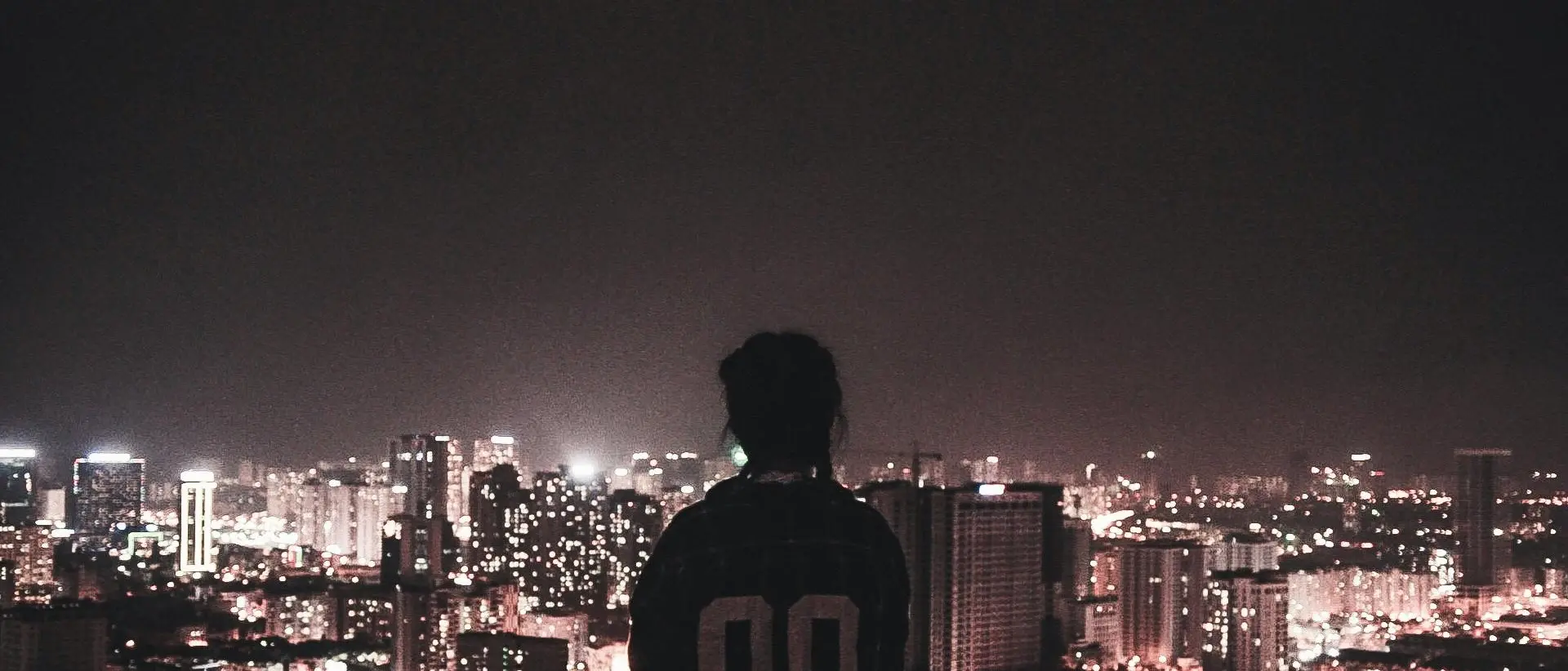 La solitudine dei piccoli destini in un mondo che brucia: vite normali nell’immensità degli eventi globali\n