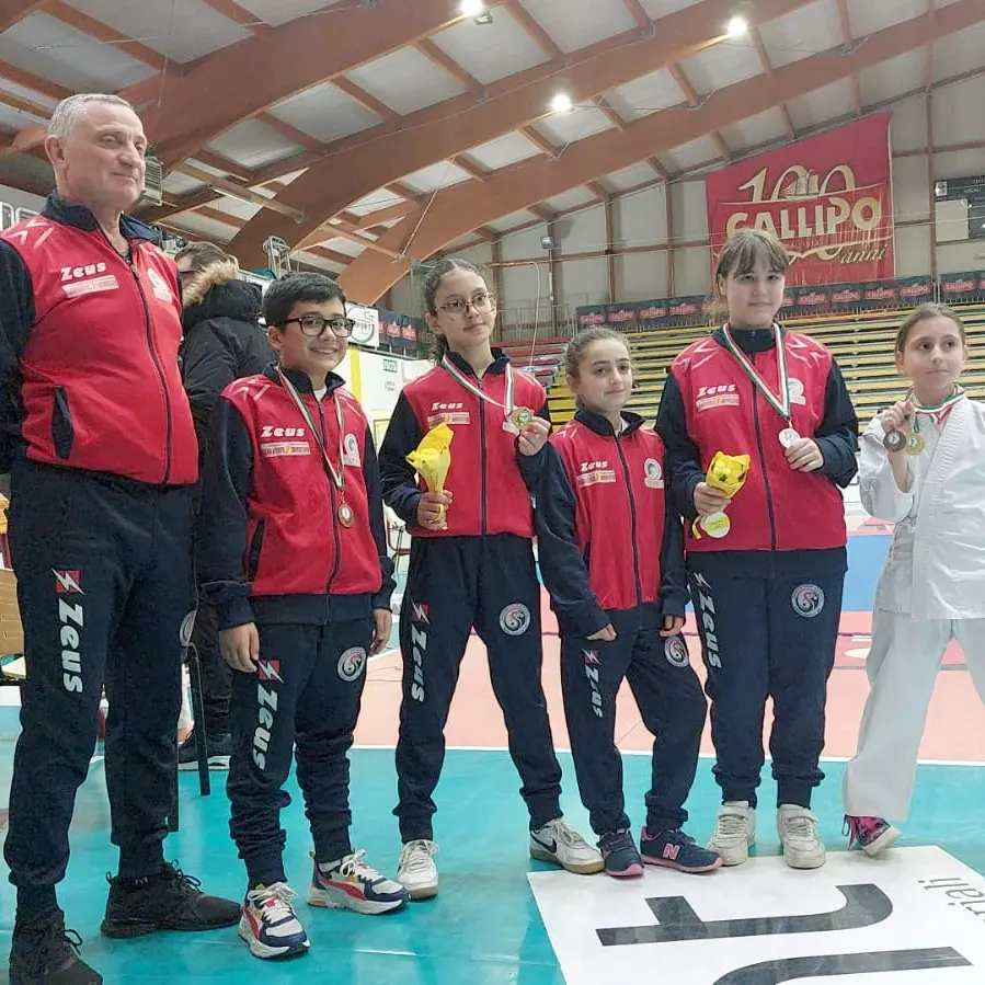 Successo per l’Asd Tropheum Karate Club al Gran Prix di Vibo: conquistate 7 medaglie\n
