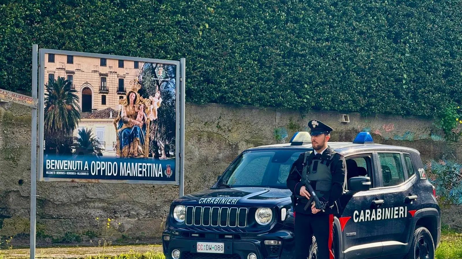 Oppido Mamertina, scaricano calcinacci nel torrente Porcello: due operai denunciati dai carabinieri\n