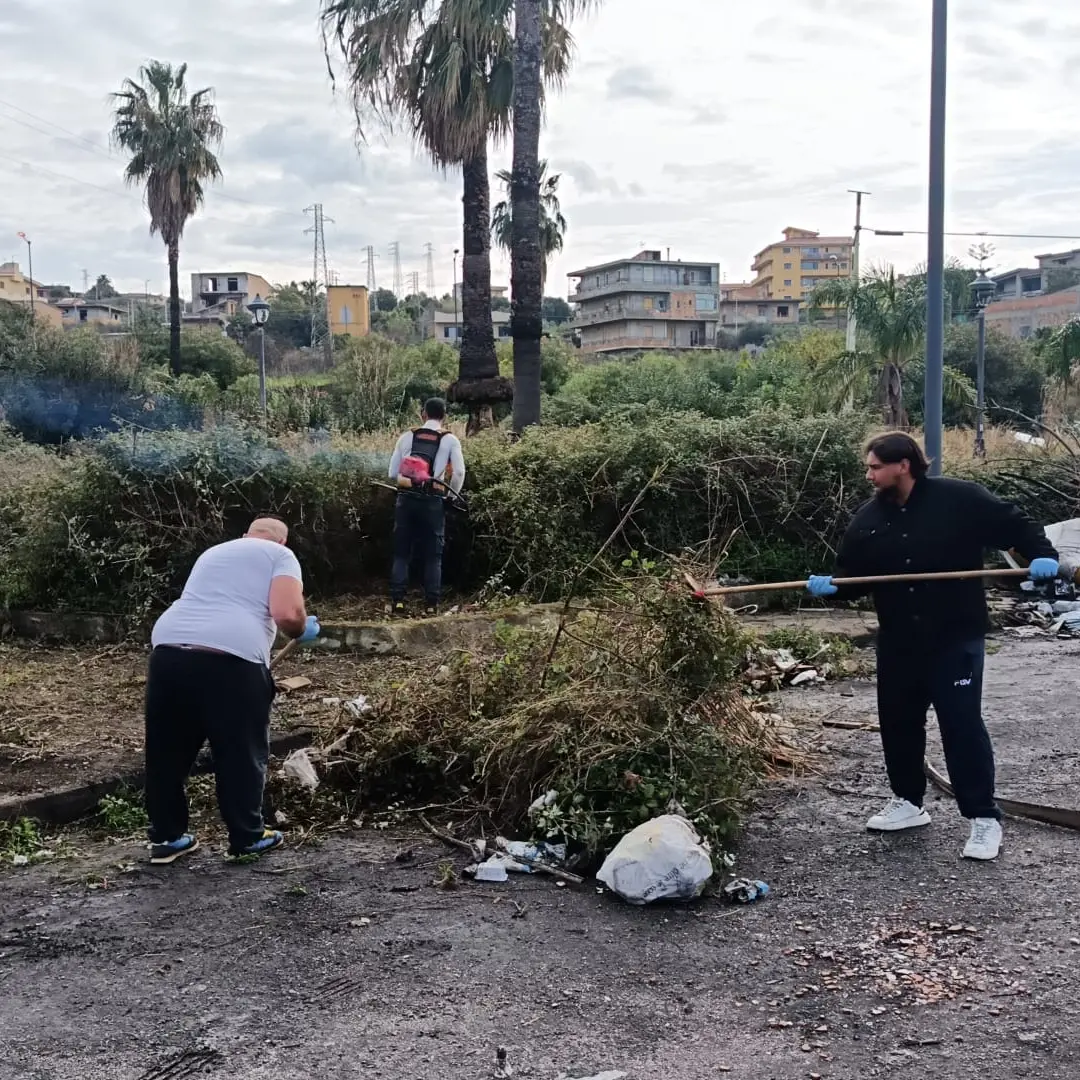 Giornata ecologica ad Arghillà Nord: residenti ripuliscono Piazza Don Italo Calabrò\n