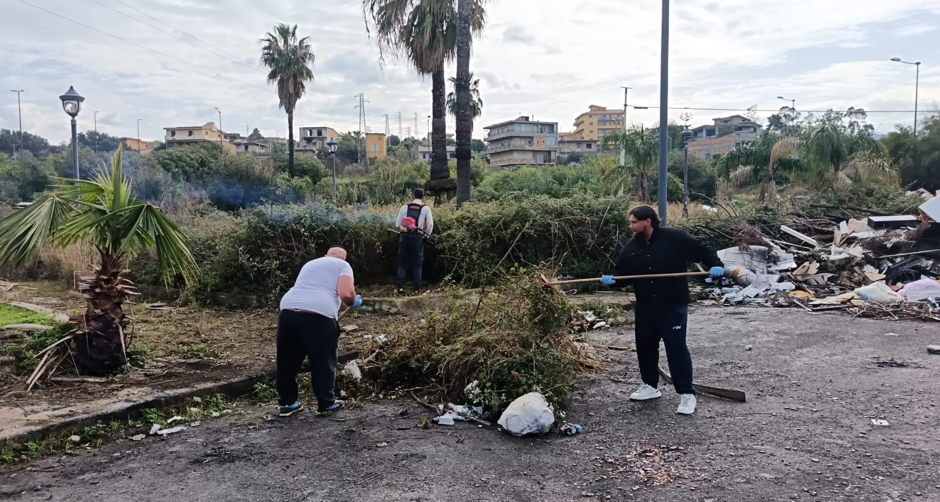 Giornata ecologica ad Arghillà Nord: residenti ripuliscono Piazza Don Italo Calabrò\n