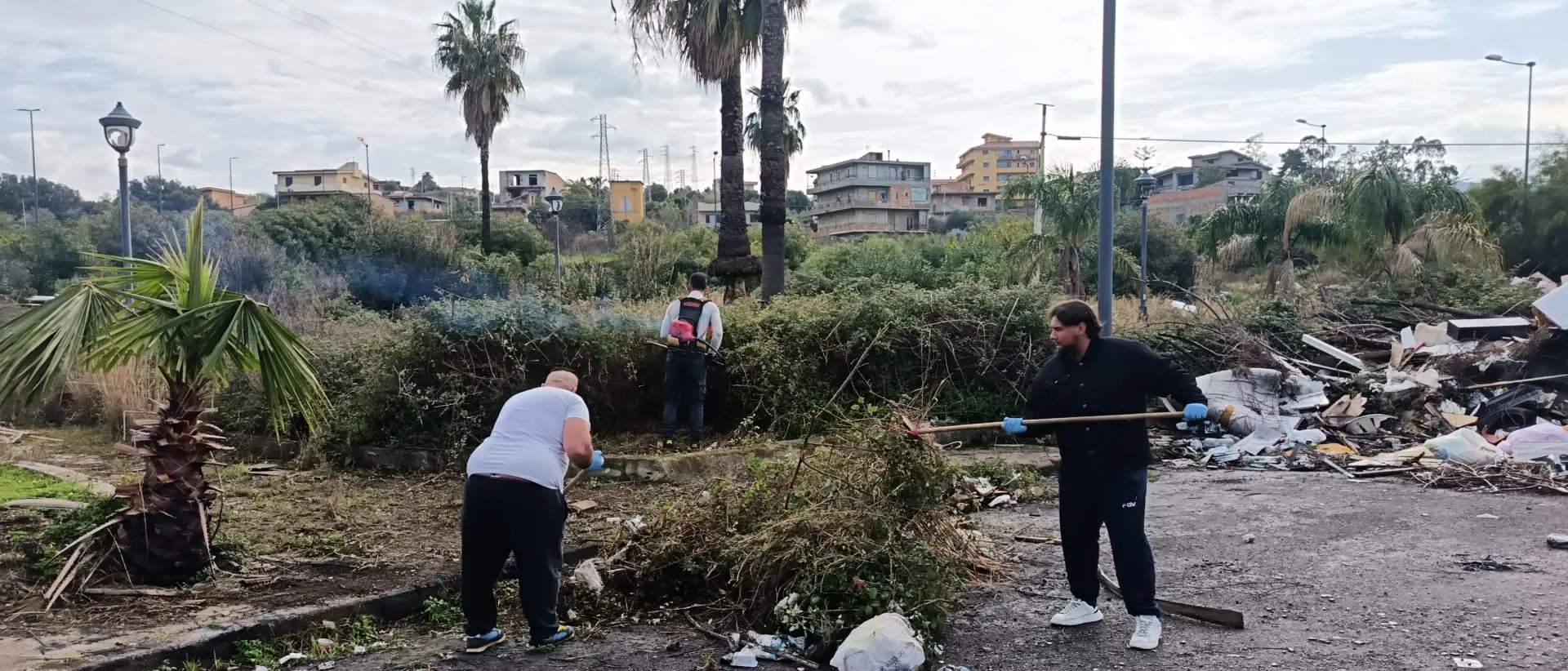 Giornata ecologica ad Arghillà Nord: residenti ripuliscono Piazza Don Italo Calabrò\n