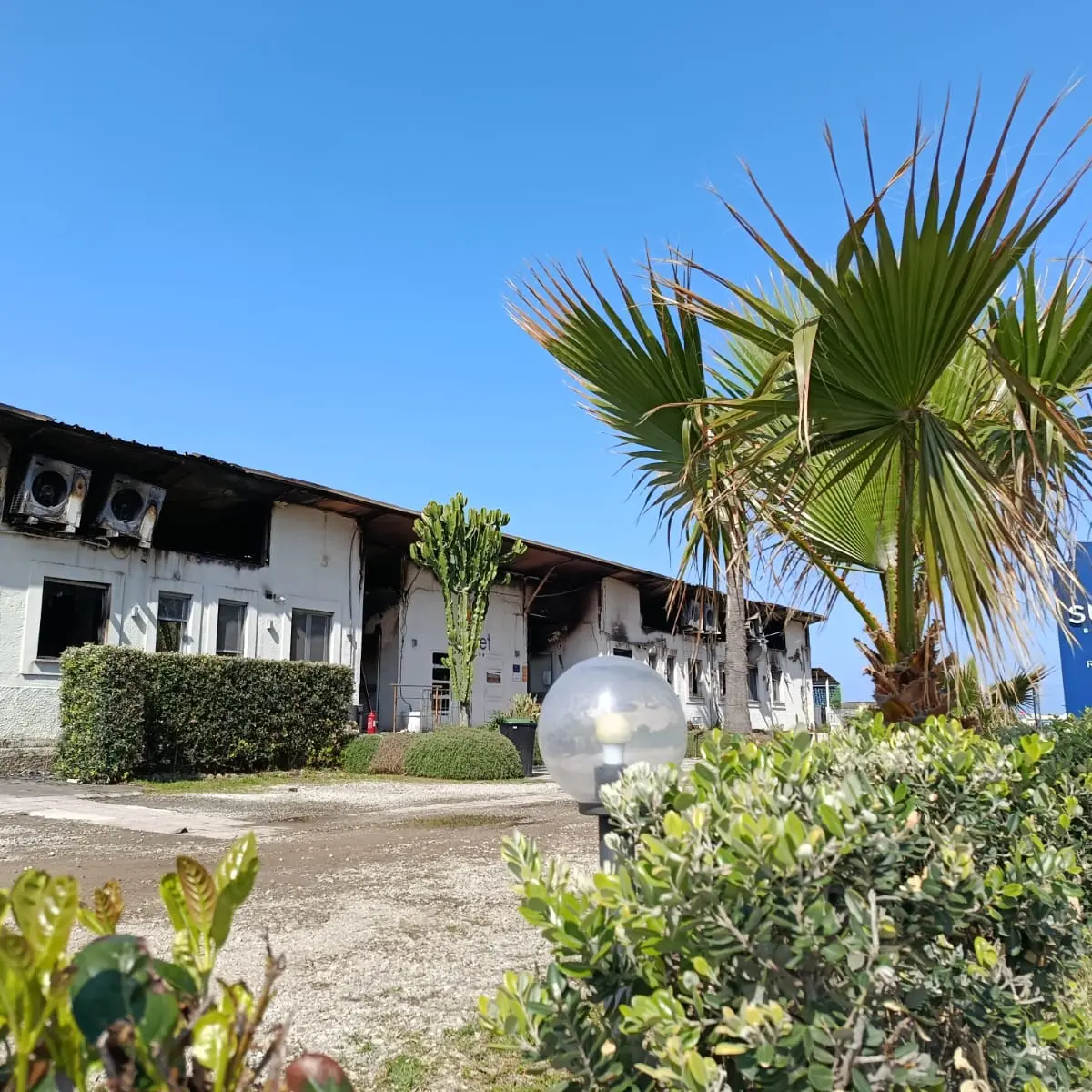 Palmi si stringe attorno al Sunset Beach Club distrutto da un incendio: raccolti quasi 6 mila euro in poche ore\n