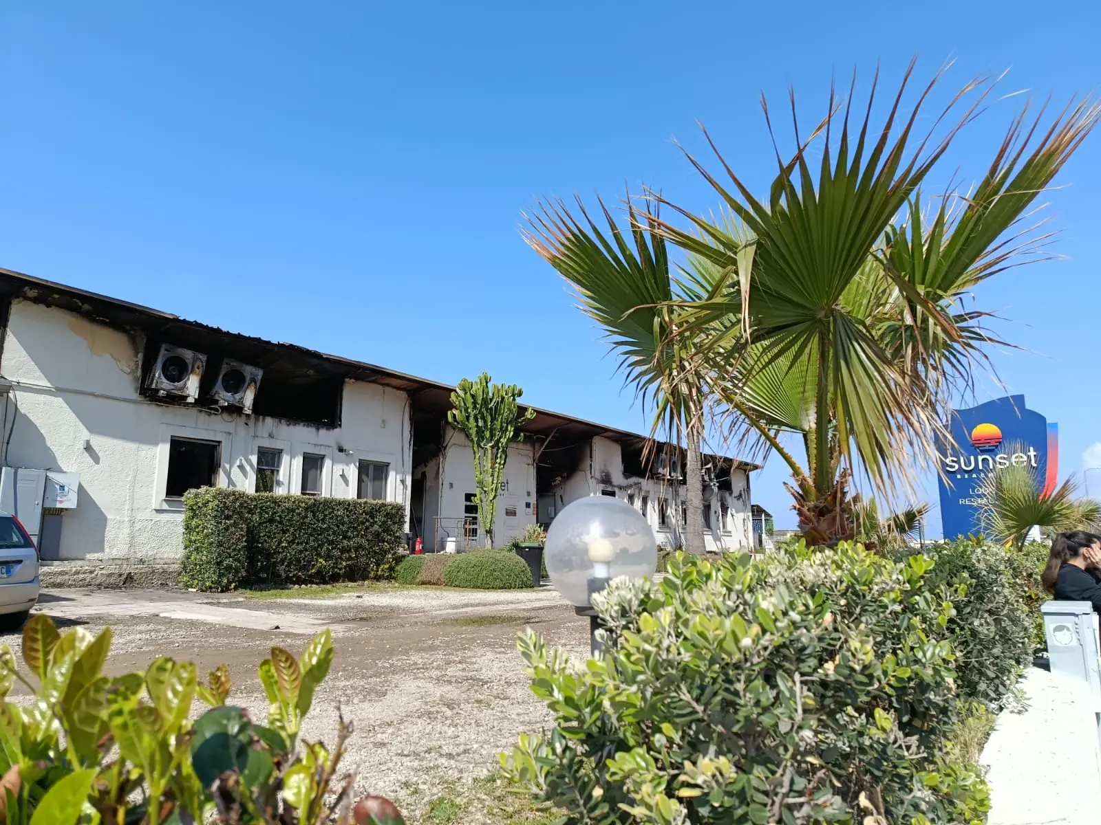 Palmi si stringe attorno al Sunset Beach Club distrutto da un incendio: raccolti quasi 6 mila euro in poche ore\n