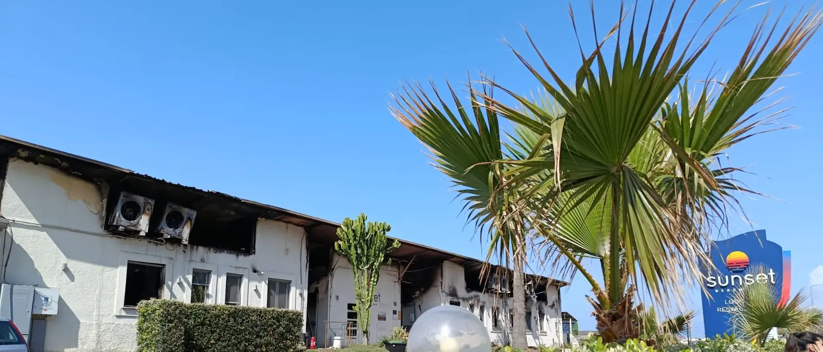 Palmi si stringe attorno al Sunset Beach Club distrutto da un incendio: raccolti quasi 6 mila euro in poche ore\n