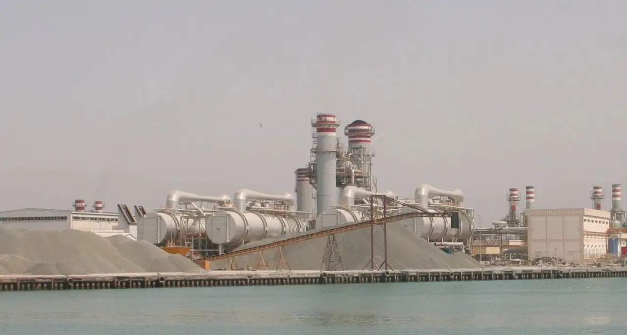 Dagli attacchi ai siti petroliferi alla “guerra dell’acqua”: l’escalation in Medio Oriente minaccia i servizi primari\n