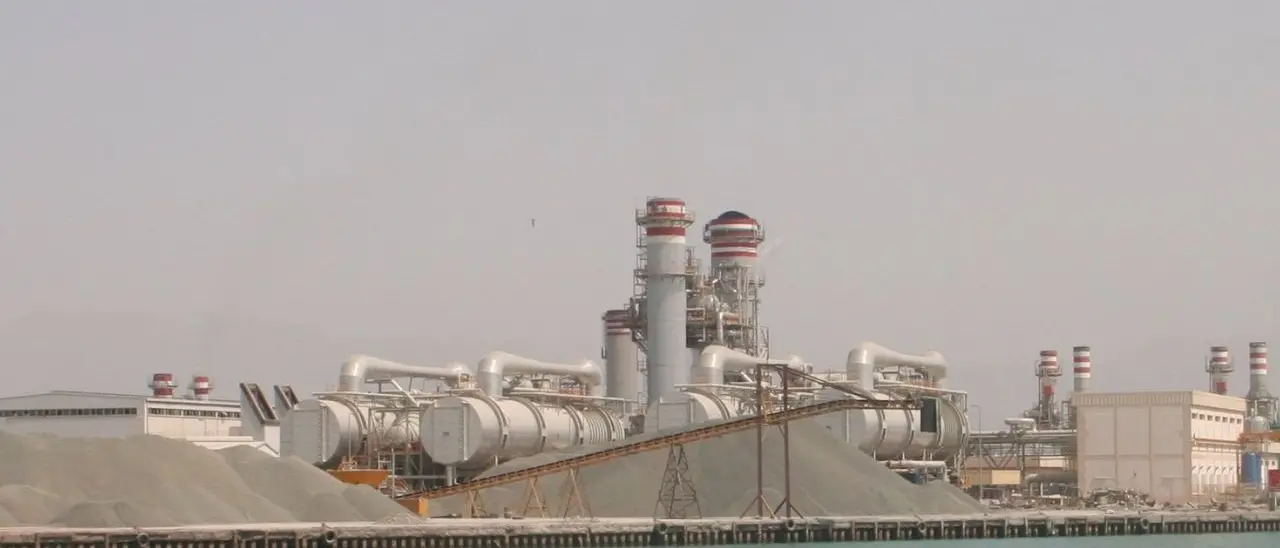 Dagli attacchi ai siti petroliferi alla “guerra dell’acqua”: l’escalation in Medio Oriente minaccia i servizi primari\n