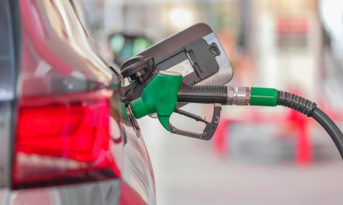 Stangata sui prezzi di diesel e benzina: il petrolio chiude in calo ma gli aumenti non si fermano\n