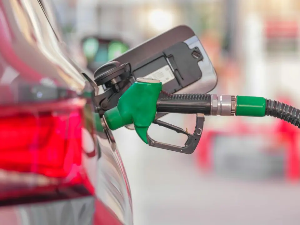 Stangata sui prezzi di diesel e benzina: il petrolio chiude in calo ma gli aumenti non si fermano