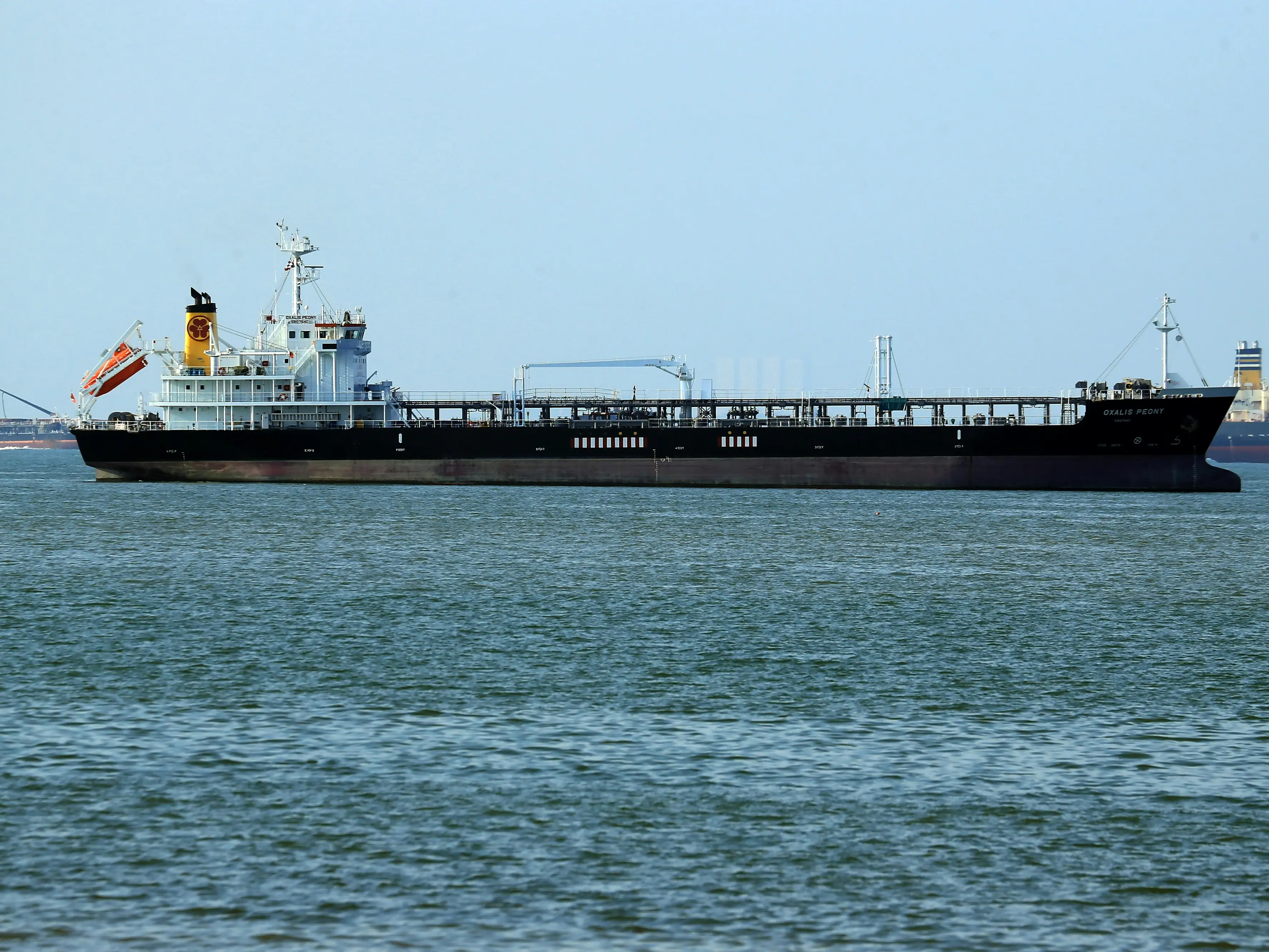 I paesi del Golfo pronti a ridurre la produzione di petrolio, intanto l’Europa valuta la protezione delle navi commerciali