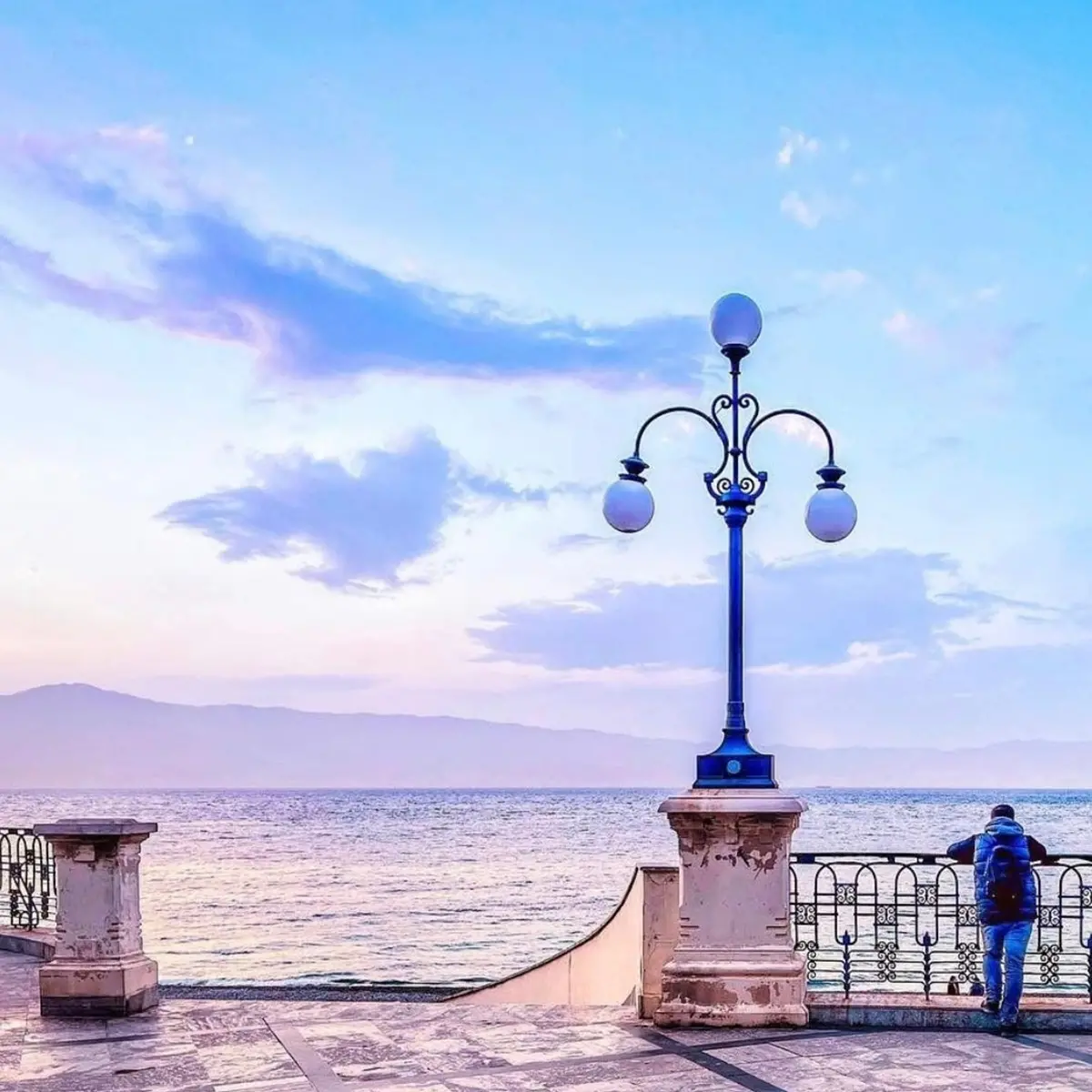 Alba rosa sul lungomare\n