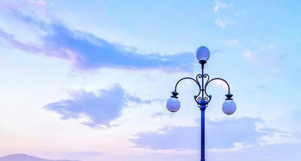 Alba rosa sul lungomare\n