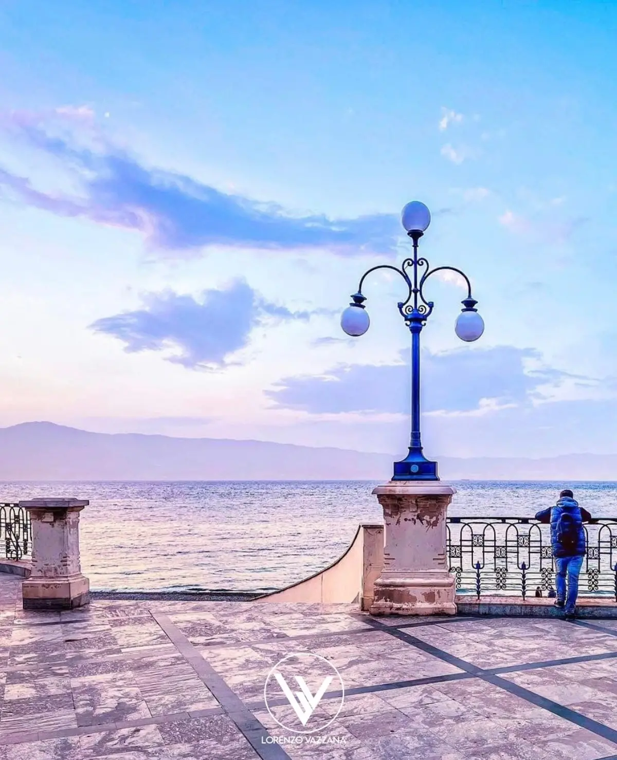 Alba rosa sul lungomare\n