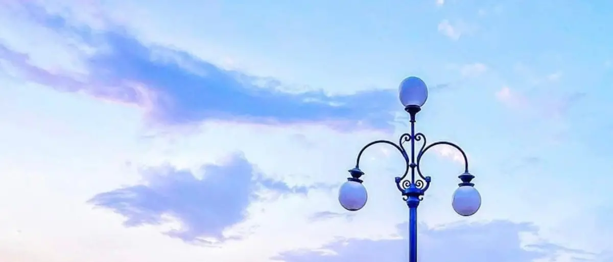 Alba rosa sul lungomare\n