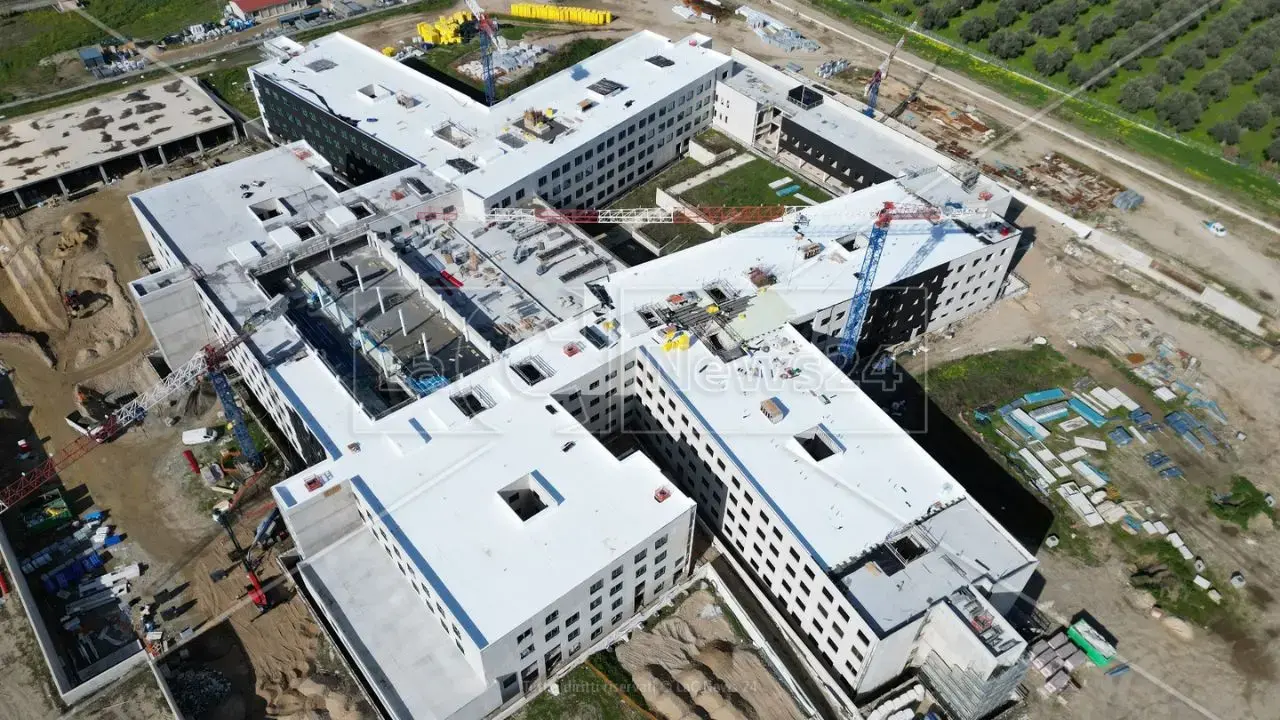 <p>Nuovi ospedali, il Cdm delibera la <span style=\"color:hsl(0, 75%, 60%);\">proroga dello stato d’emergenza</span>: ancora 12 mesi per concludere gli interventi</p>