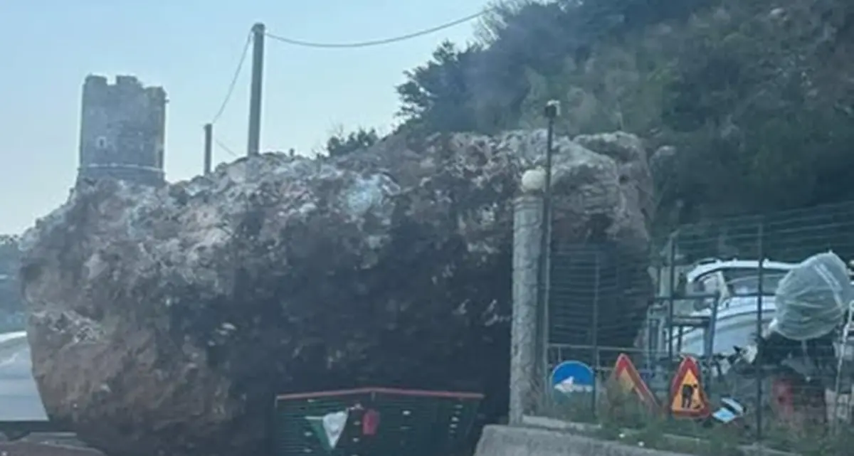 A Bagnara un masso si stacca dalla parete roccioso e rotola\u00A0in strada: nessun ferito\n