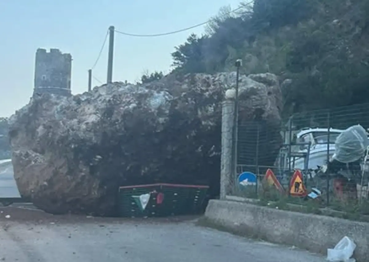 A Bagnara un masso si stacca dalla parete rocciosa\u00A0e rotola\u00A0in strada: nessun ferito