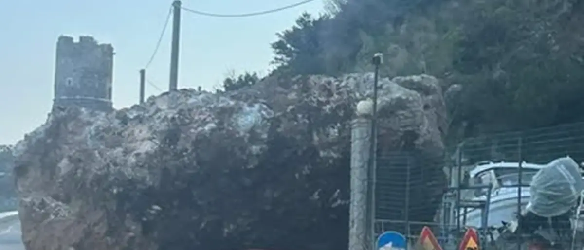 A Bagnara un masso si stacca dalla parete rocciosa\u00A0e rotola\u00A0in strada: nessun ferito