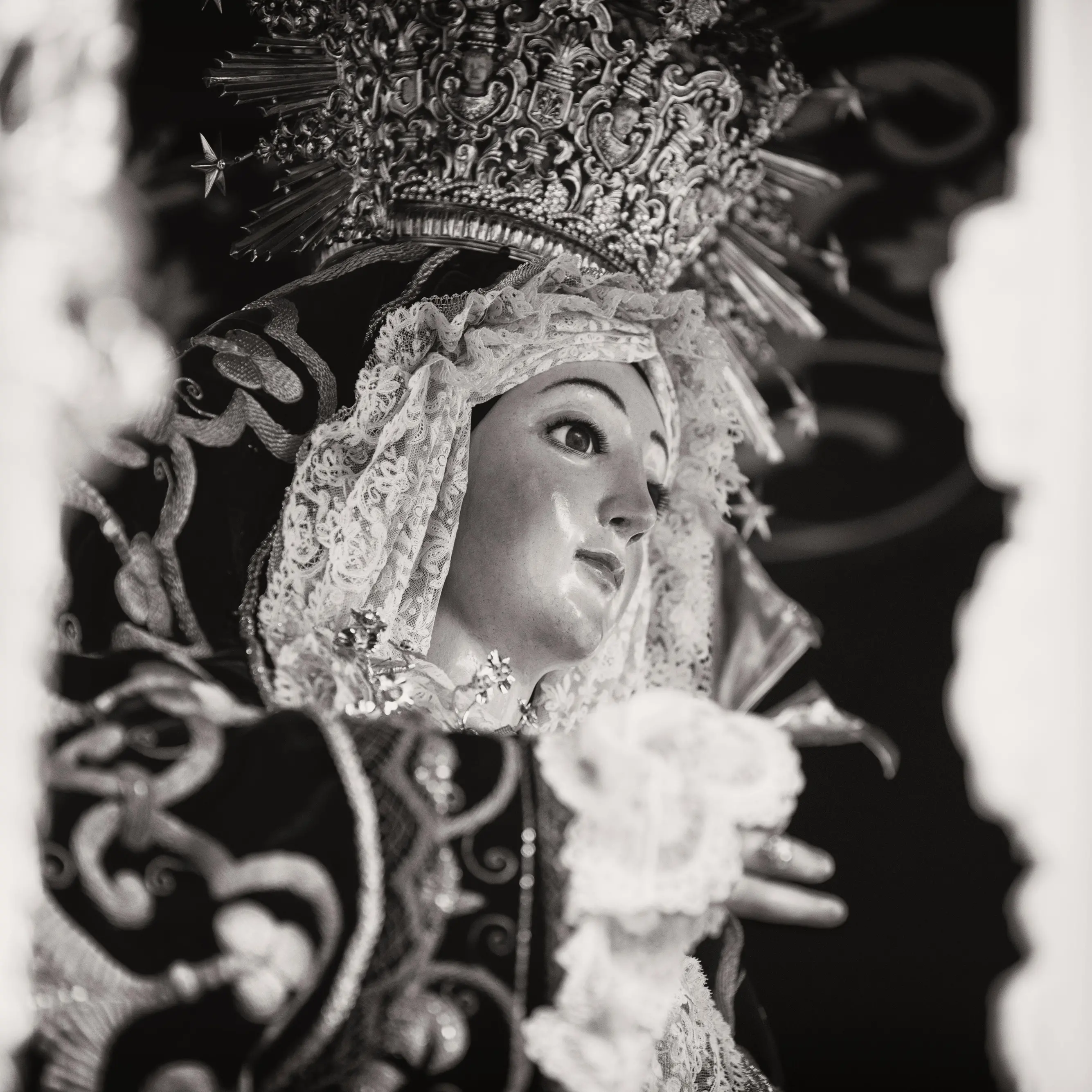 <p>L’ingegneria del consenso mafioso tra inchini e canzoni di malavita: così la ’ndrangheta ha sequestrato la tradizione</p>