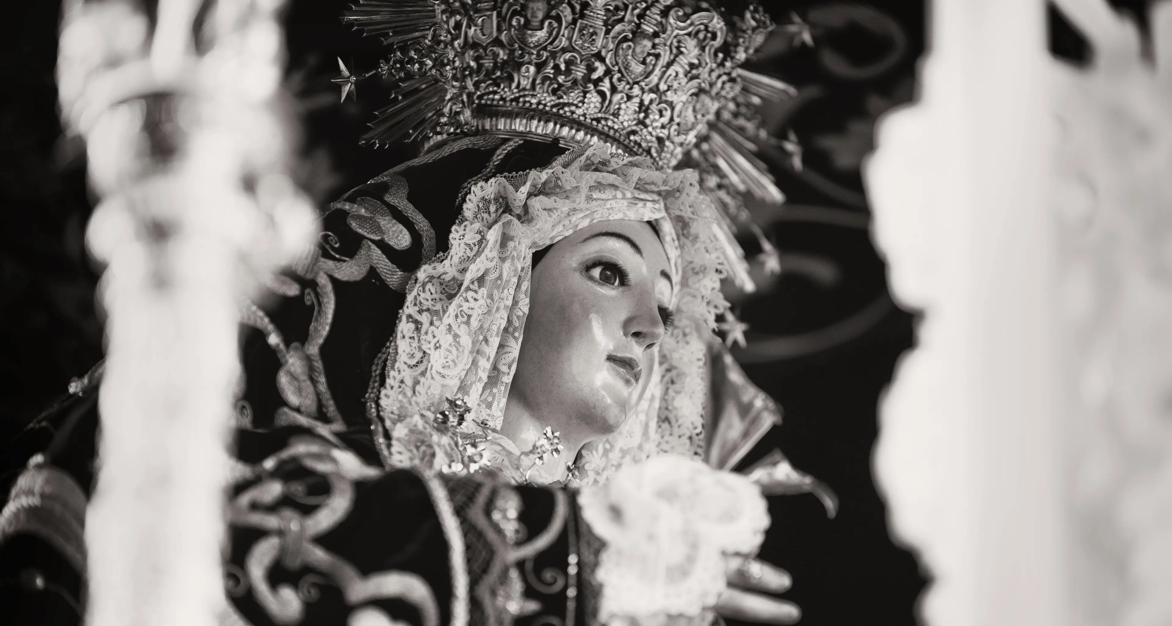 <p>L’ingegneria del consenso mafioso tra inchini e canzoni di malavita: così <span style=\"color:hsl(0, 75%, 60%);\">la ’ndrangheta </span>ha sequestrato la tradizione</p>