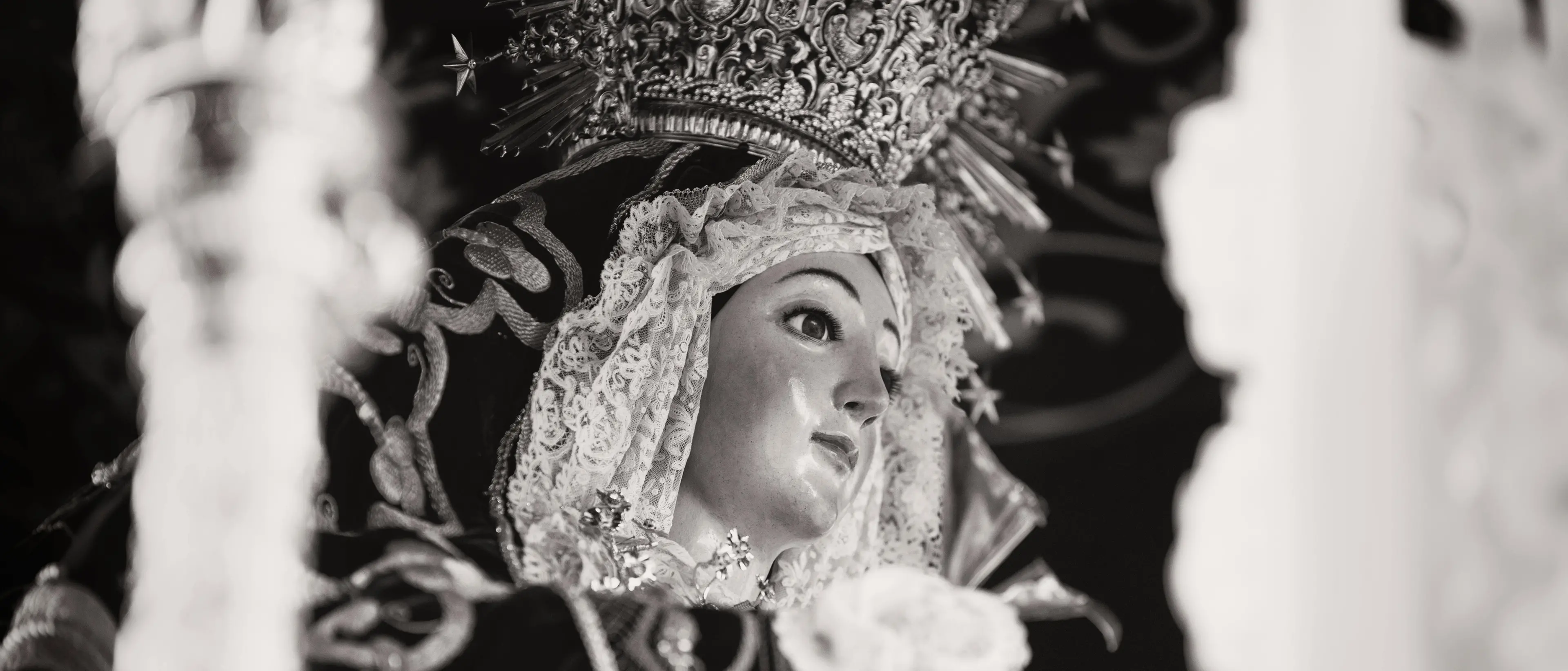 L’ingegneria del consenso mafioso\u00A0tra inchini e canzoni di malavita: così la ’ndrangheta ha sequestrato la tradizione\n