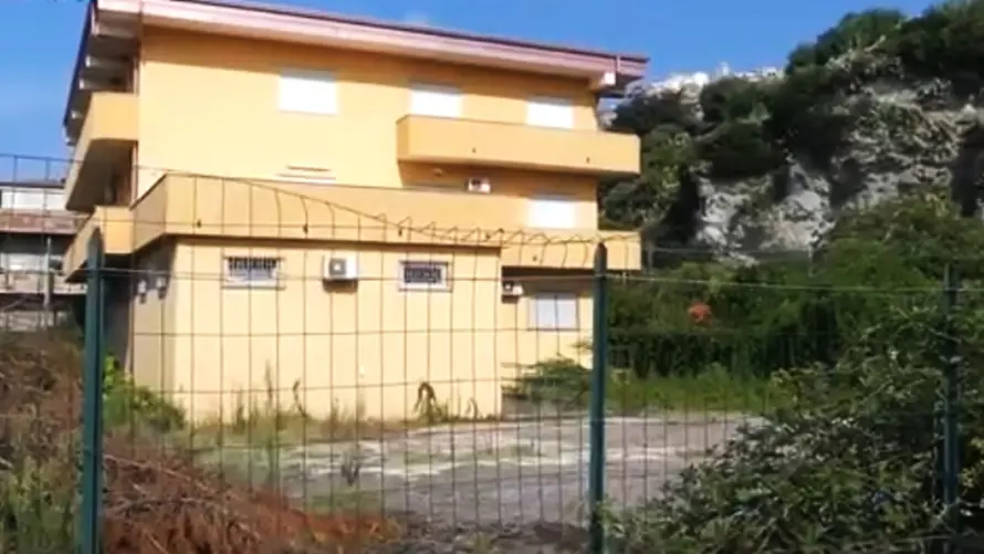 <p>L'immobile denominato Elefantino Rosso a Nicotera Marina</p>\\n