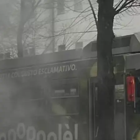 Milano, tram prende fuoco con passeggeri a bordo: nessun ferito