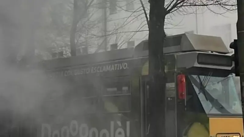 Milano, tram prende fuoco con passeggeri a bordo: nessun ferito
