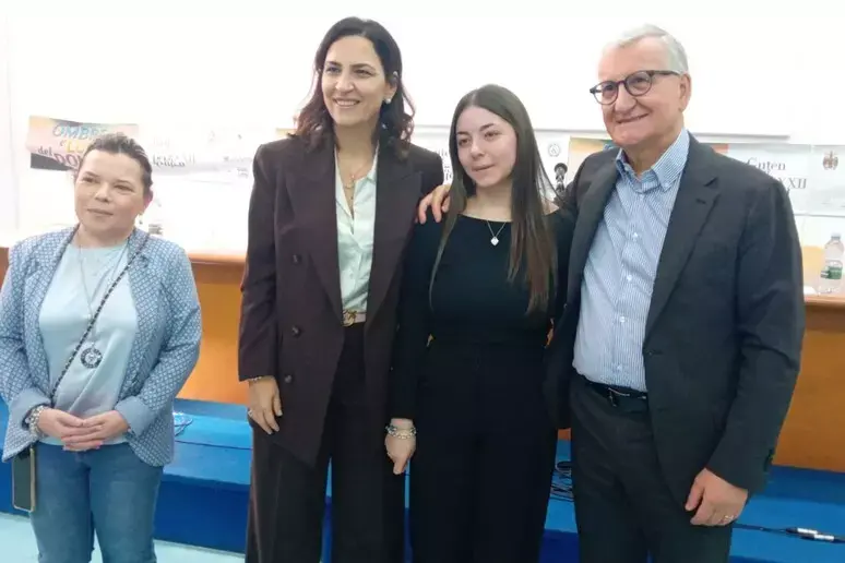 Catanzaro, la studentessa rientrata da Dubai: «Esperienza forte, felice di essere di nuovo a scuola»\n