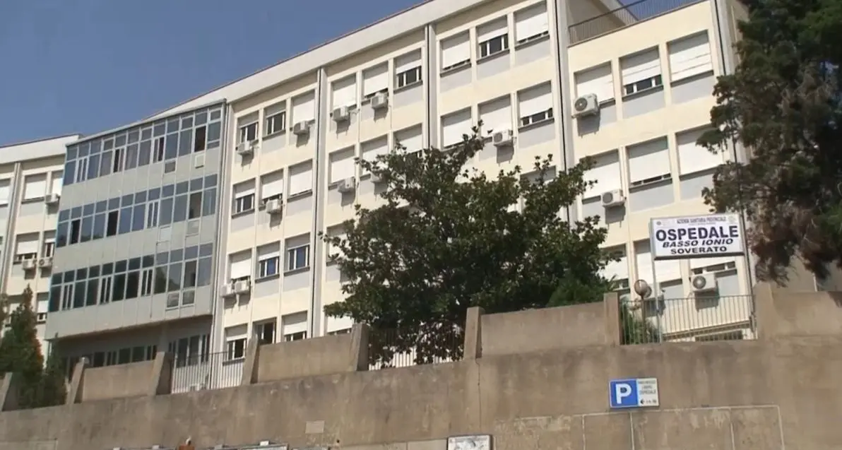 L’ospedale di Soverato perde 10 posti letto, Alecci (Pd) presenta un’interrogazione: «Spostati a Lamezia, è inaccettabile»\n