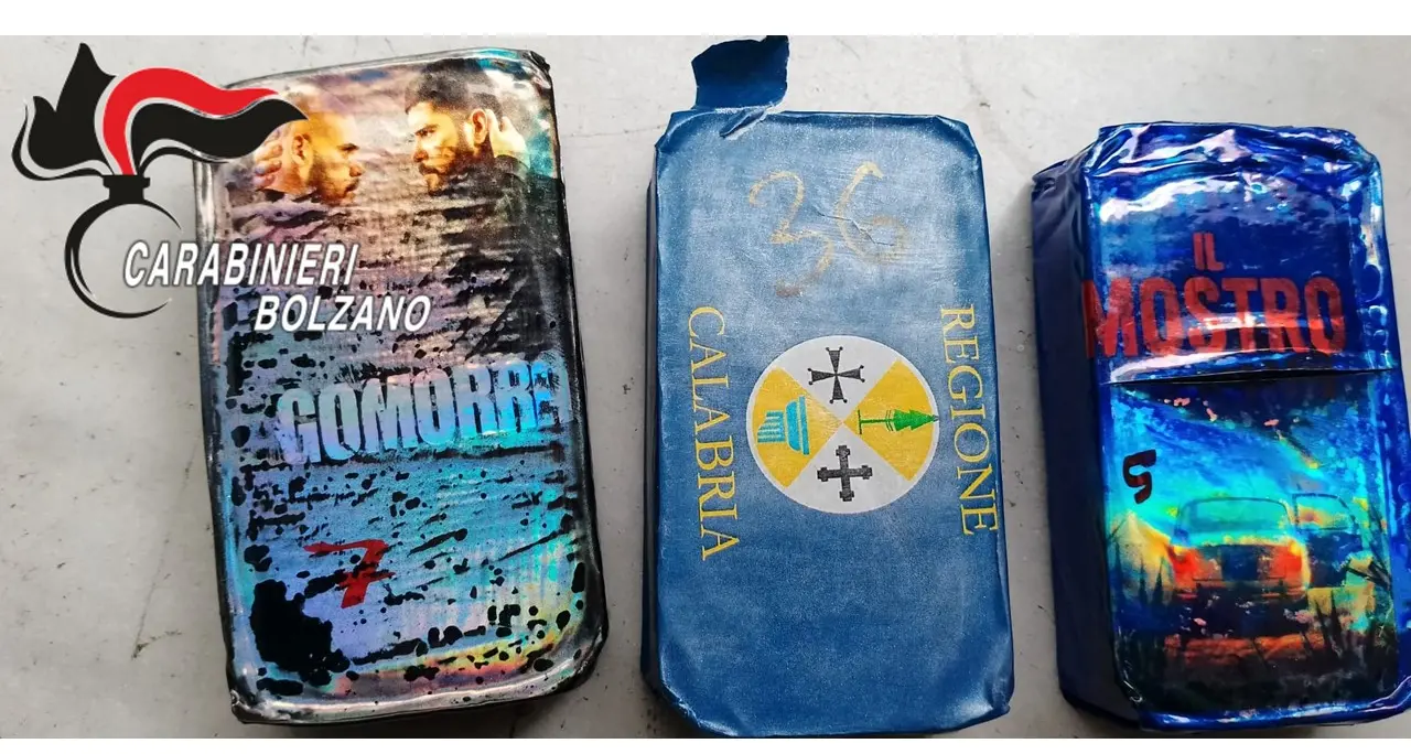 Sequestrati a Bolzano 6,7 kg di hashish: i panetti confezionati con le scritte “Regione Calabria” e “Gomorra”\n
