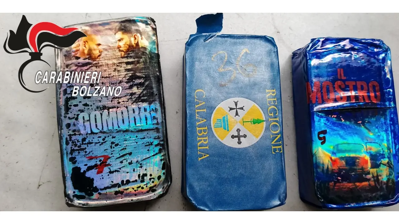 Sequestrati a Bolzano 6,7 kg di hashish: i panetti confezionati con le scritte “Regione Calabria” e “Gomorra”\n