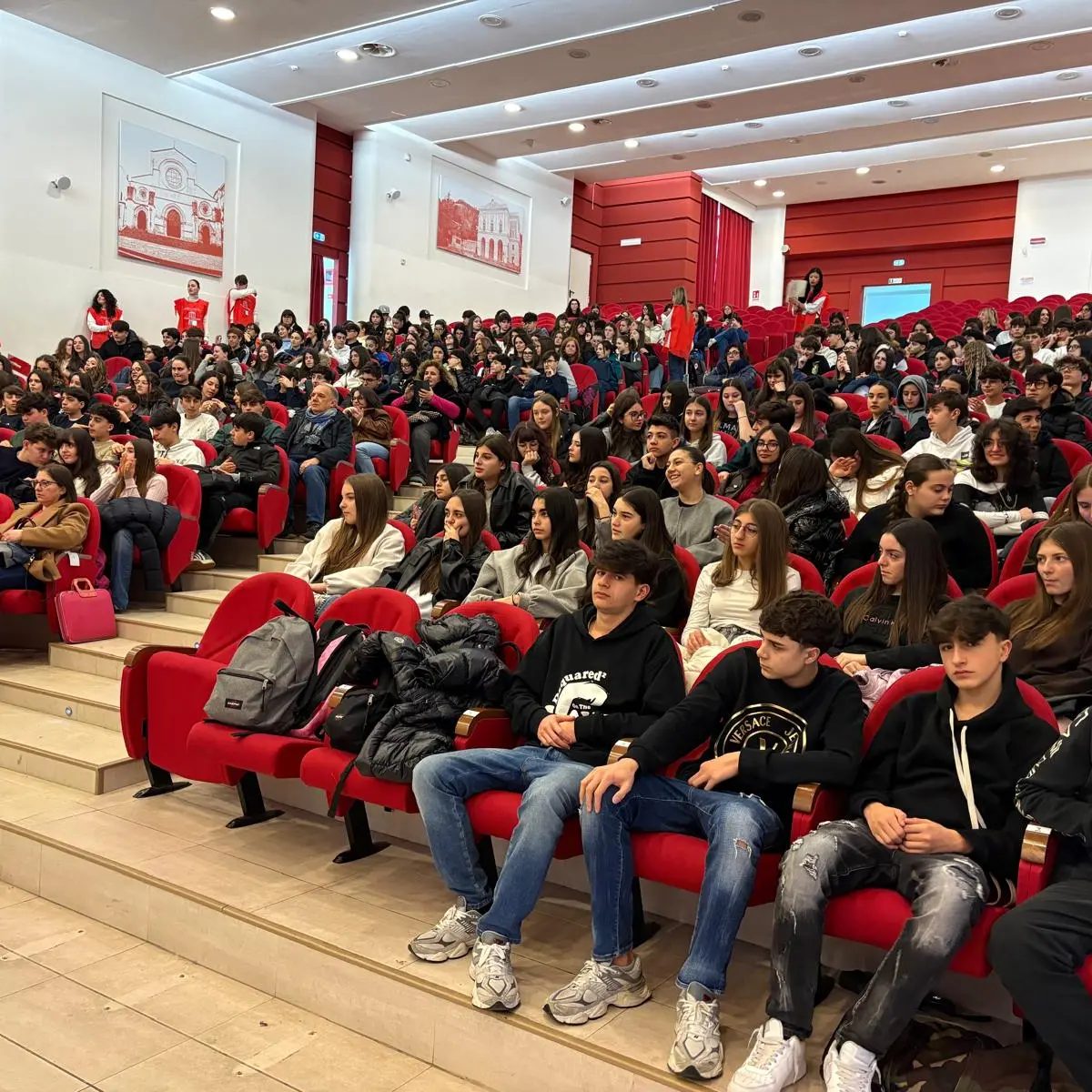 Al liceo Telesio “Ragazzi Interrotti”: teatro e musica contro hikikomori, dipendenze e cyberbullismo\n